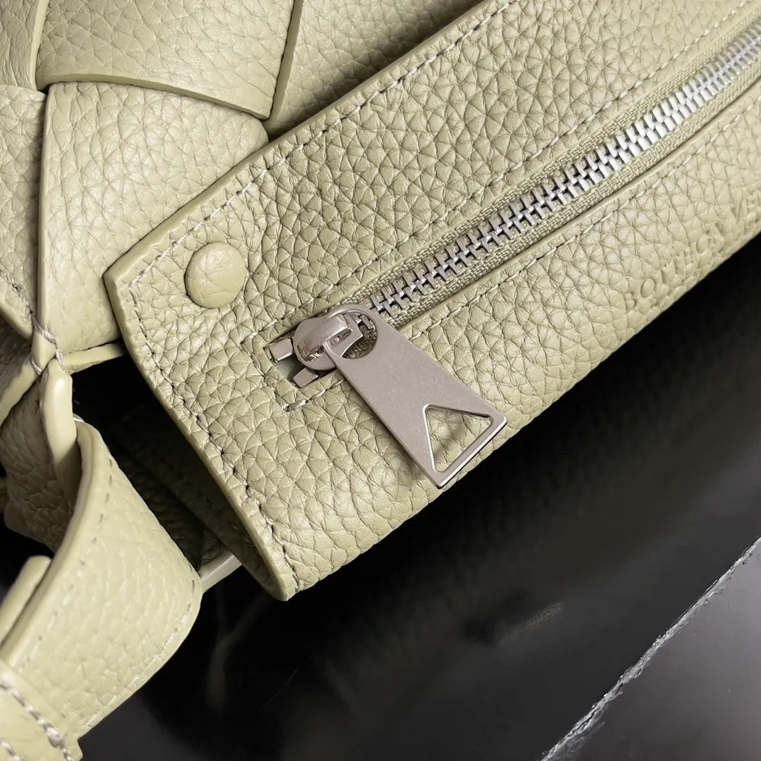 Batch 1860 BOTTEGA VENETA new Diago crossbody bag The diagonally built dynamic silhouette shows unique ingenuity. As a member of the B family's early autumn series, it uses the highest quality calfskin. The entire bag is softer, thicker and heavier, and durable. It is equipped with an adjustable strap. The texture of the 3cm wide leather strap is very similar to the litchi pattern. It is slightly stiffer than the litchi pattern. It is low-key, luxurious and full of connotation. It is refreshing and comfortable to match the upper body. Hu Yitian was also successfully captured by it. Style number: 795637 Size: 22.5*16.5*5.5cm